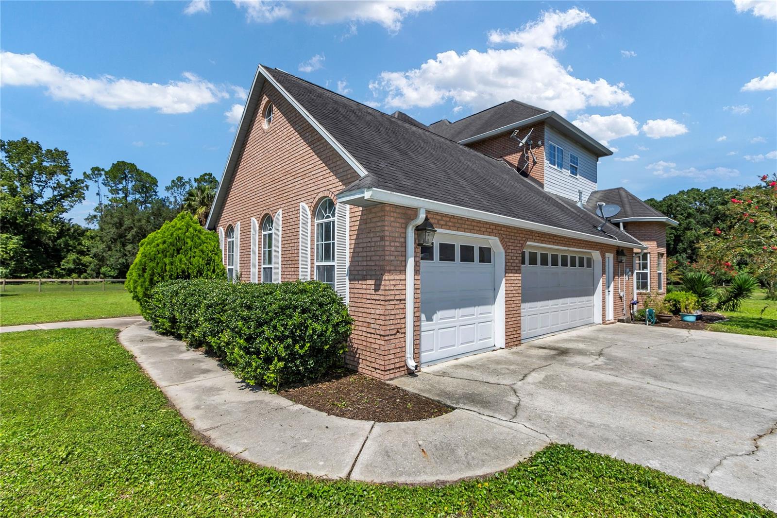 Listing photo id 2 for 1309 Bessent Road