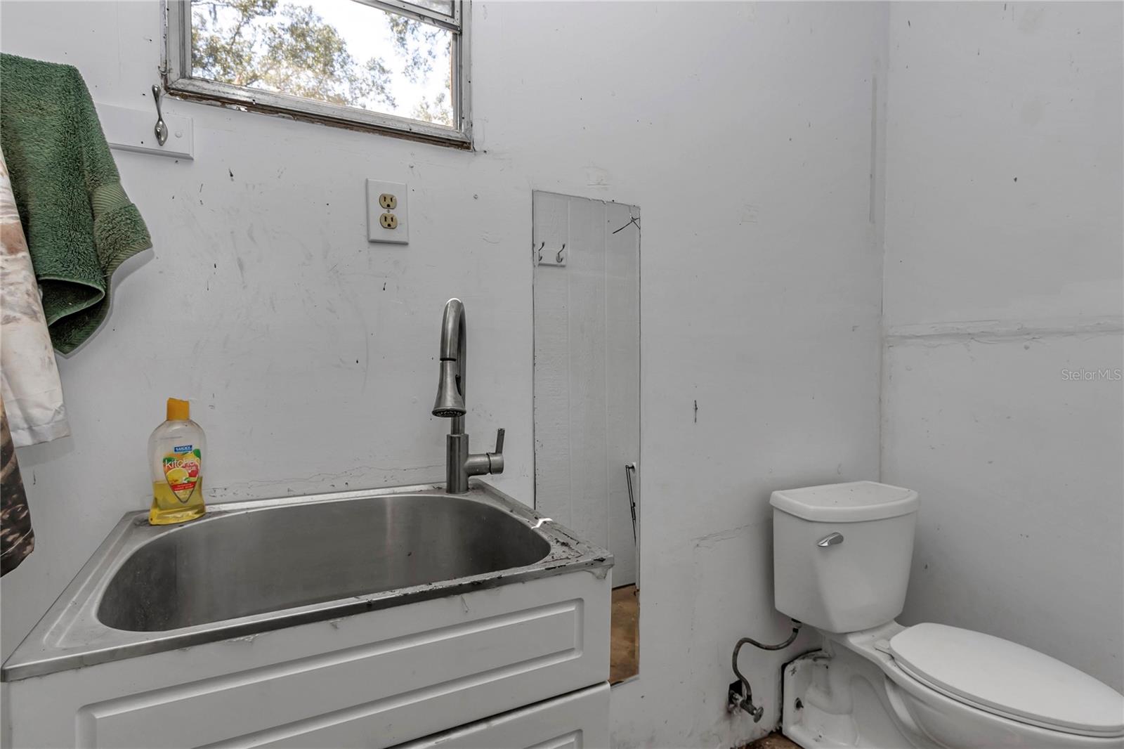 Listing photo id 49 for 1309 Bessent Road