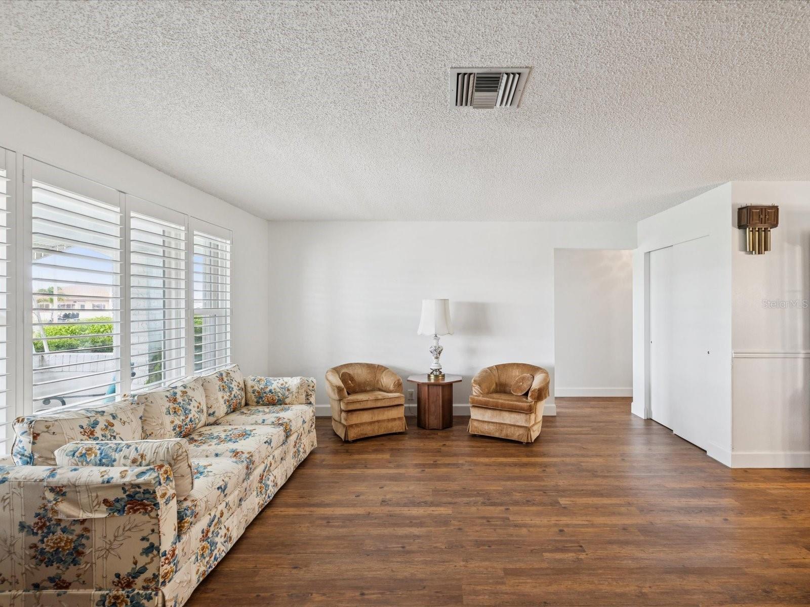 Listing photo id 7 for 9125 35th Way N