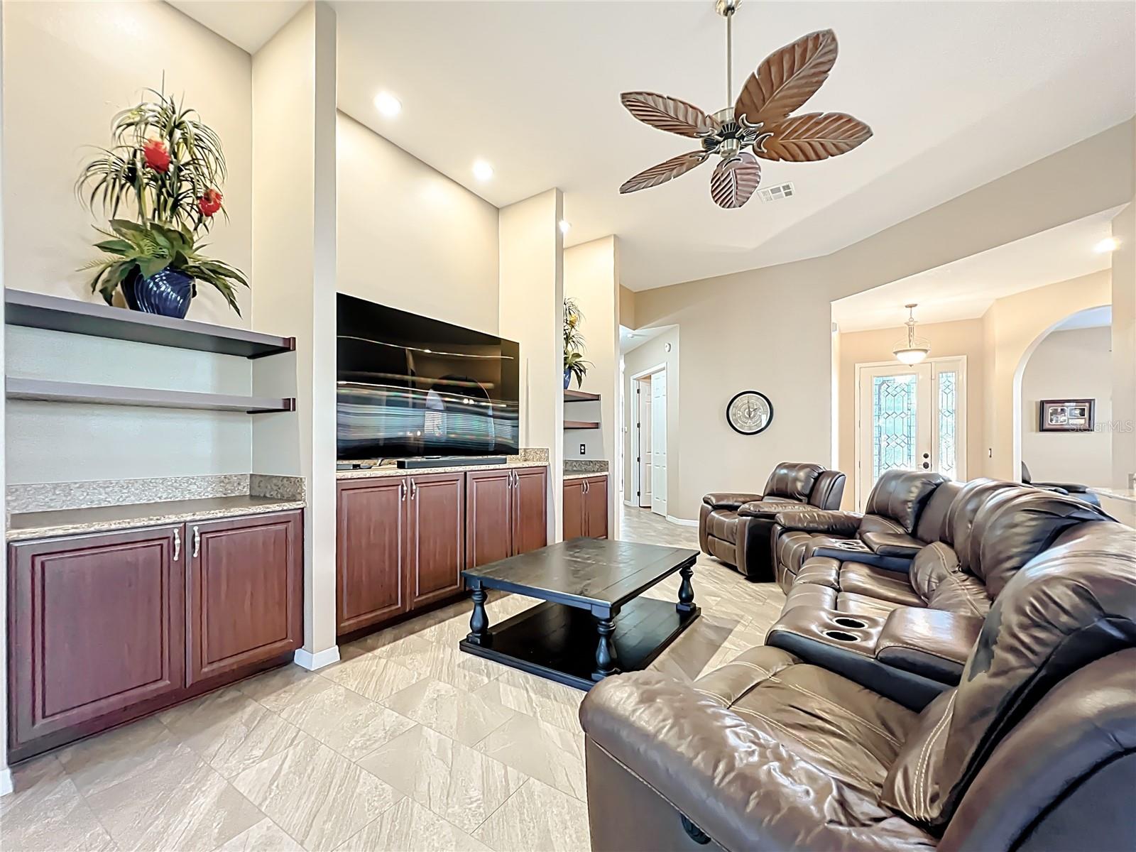 Image 4 of 50 For 6128 Landings Boulevard