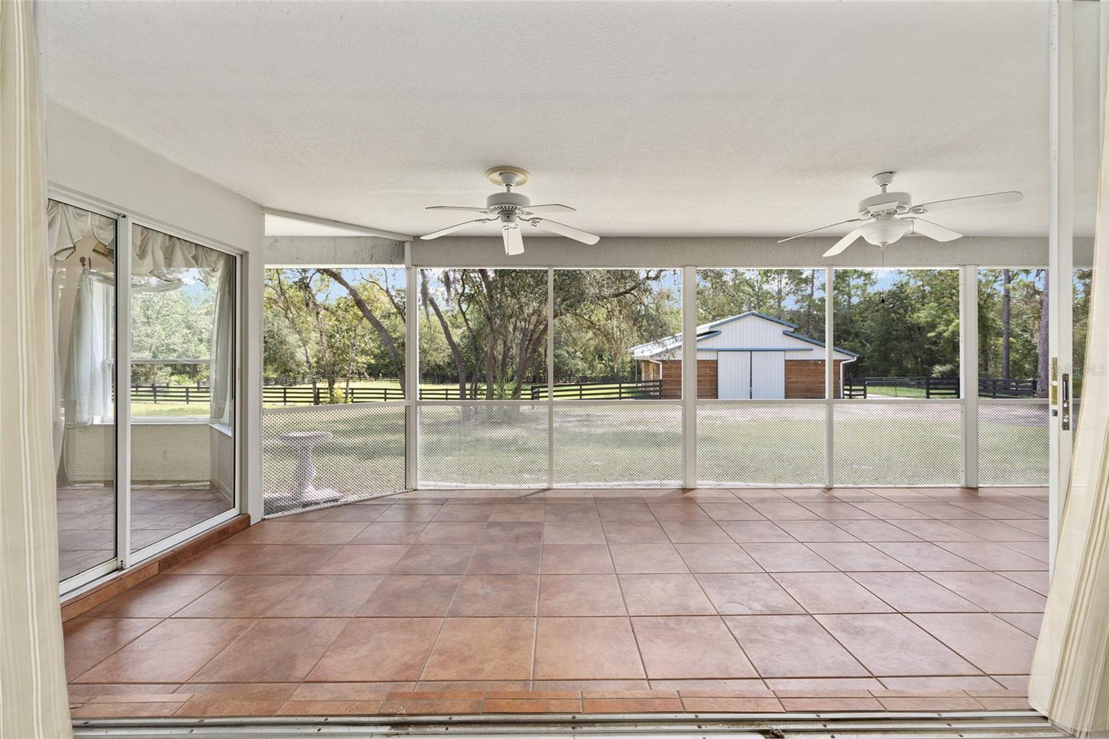 Listing photo id 18 for 5165 N Sacramento Ave