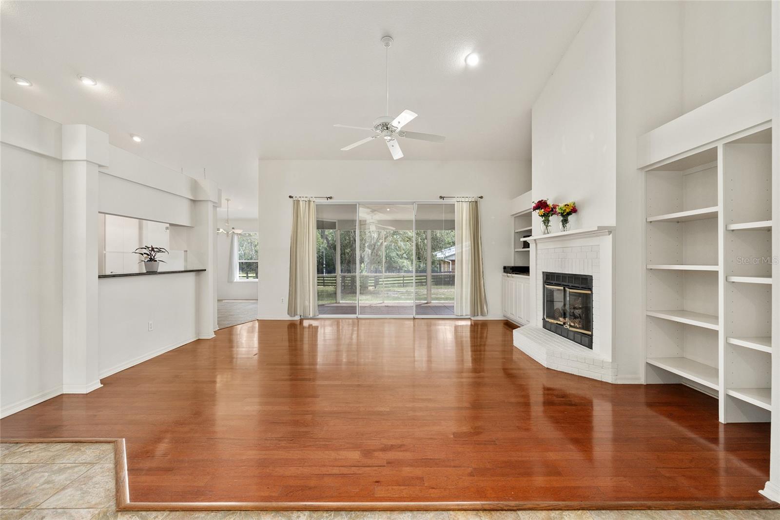 Listing photo id 20 for 5165 N Sacramento Ave