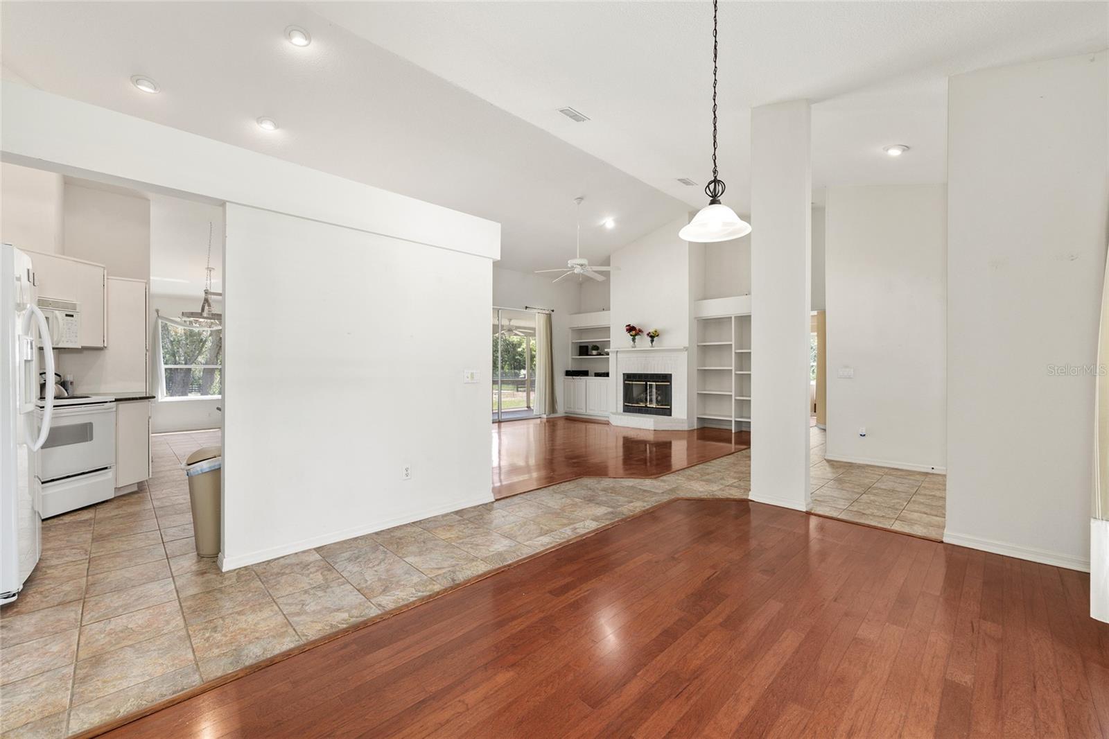 Listing photo id 21 for 5165 N Sacramento Ave