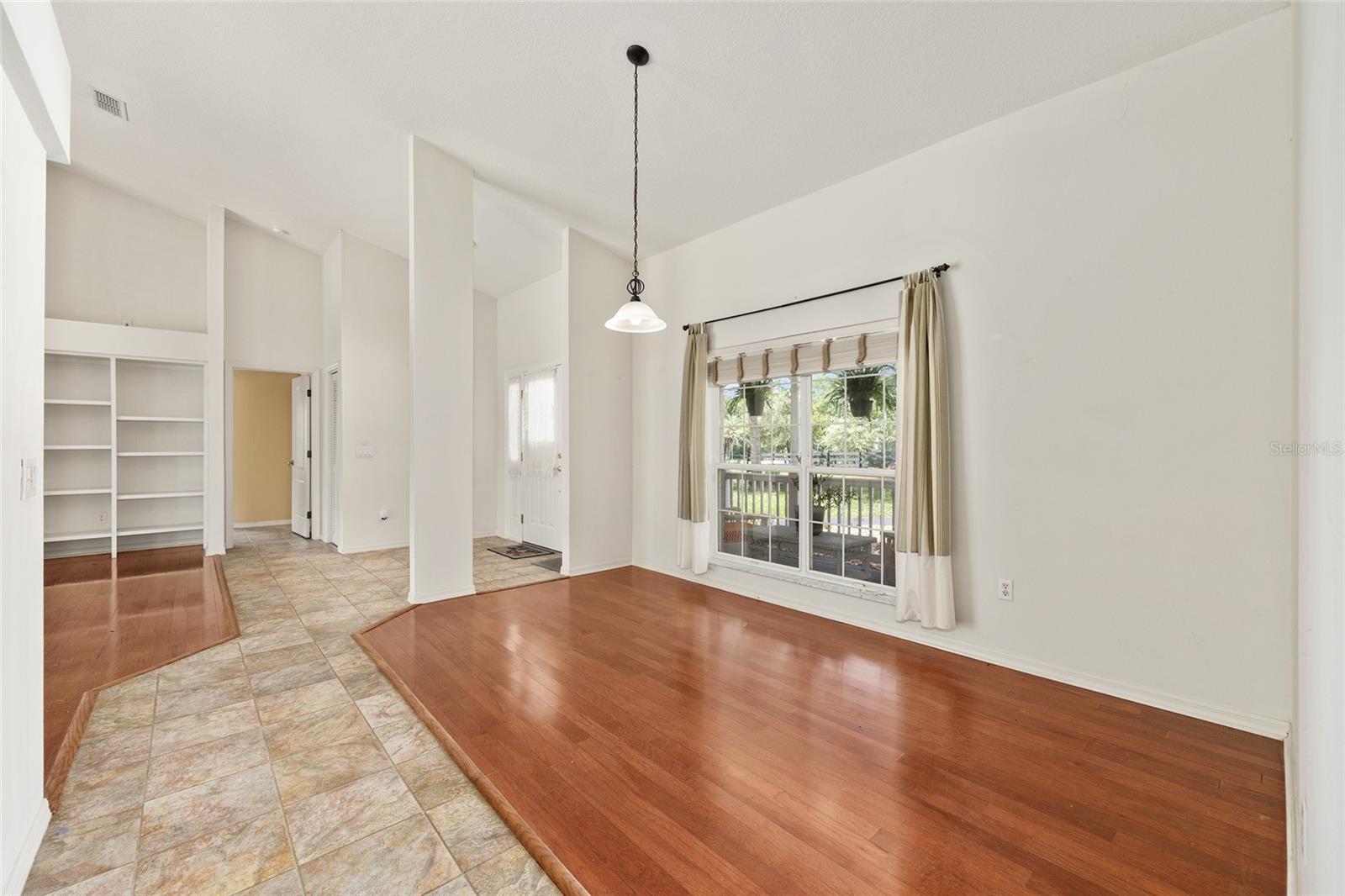 Listing photo id 22 for 5165 N Sacramento Ave