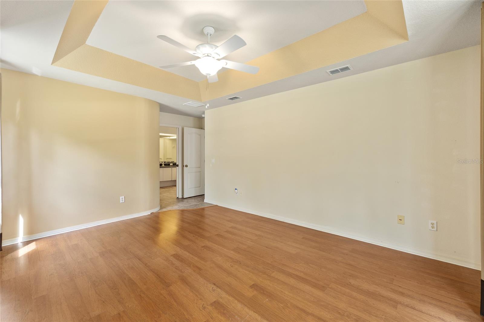 Listing photo id 24 for 5165 N Sacramento Ave