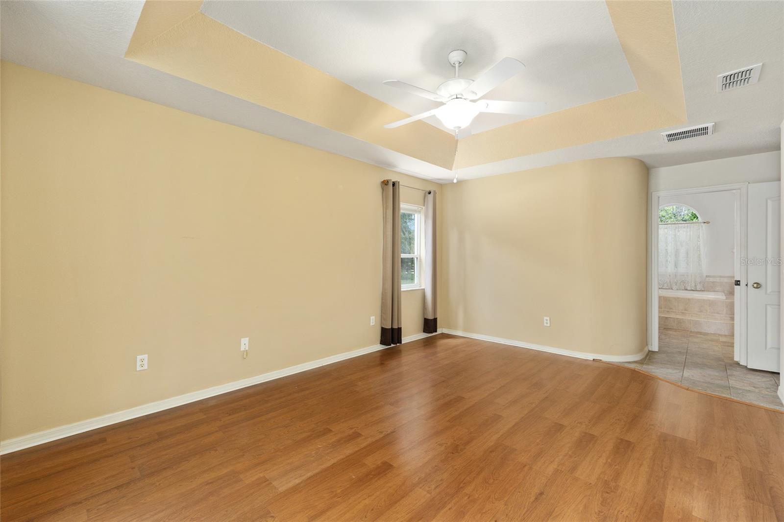 Listing photo id 25 for 5165 N Sacramento Ave
