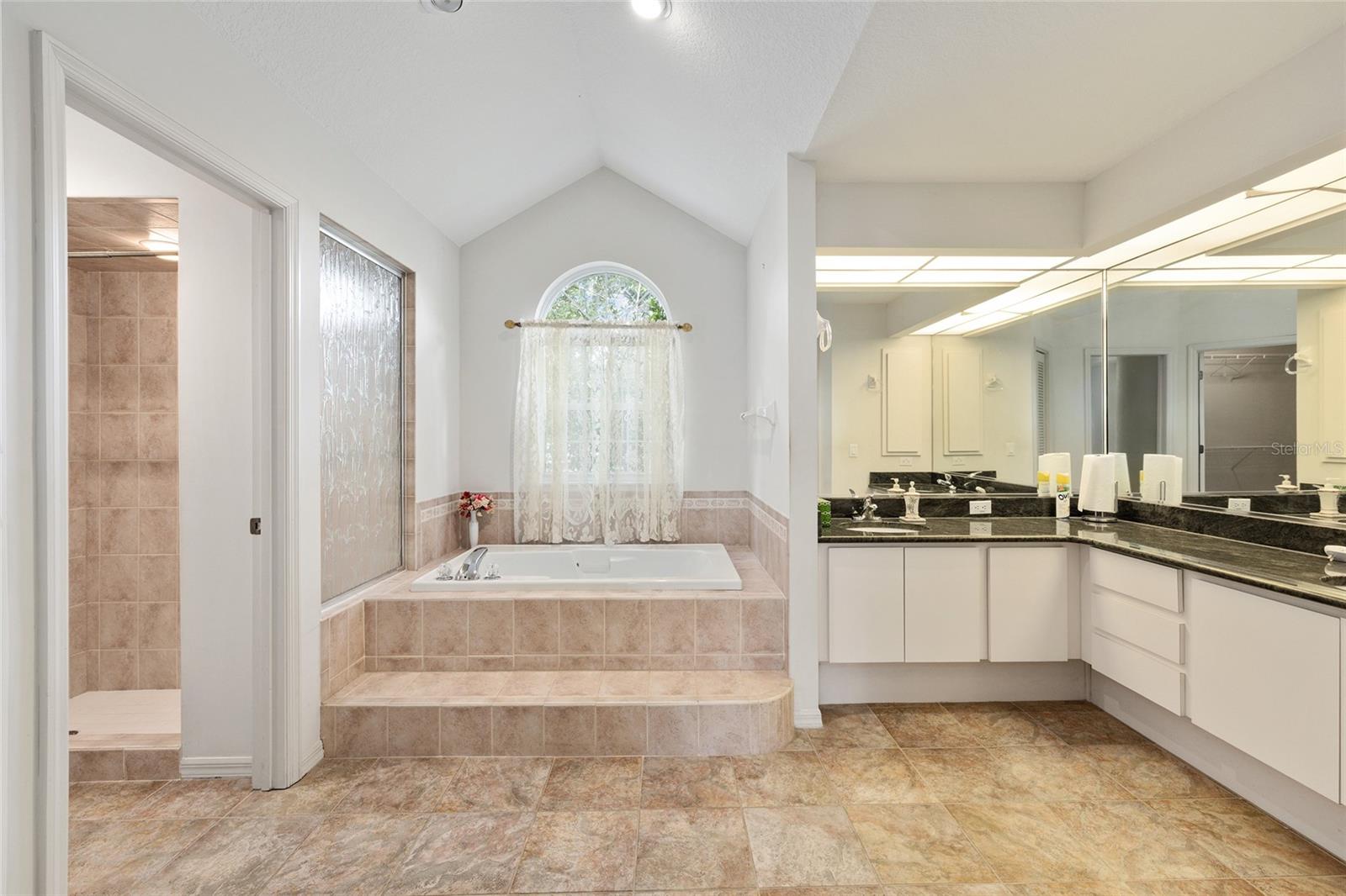 Listing photo id 28 for 5165 N Sacramento Ave