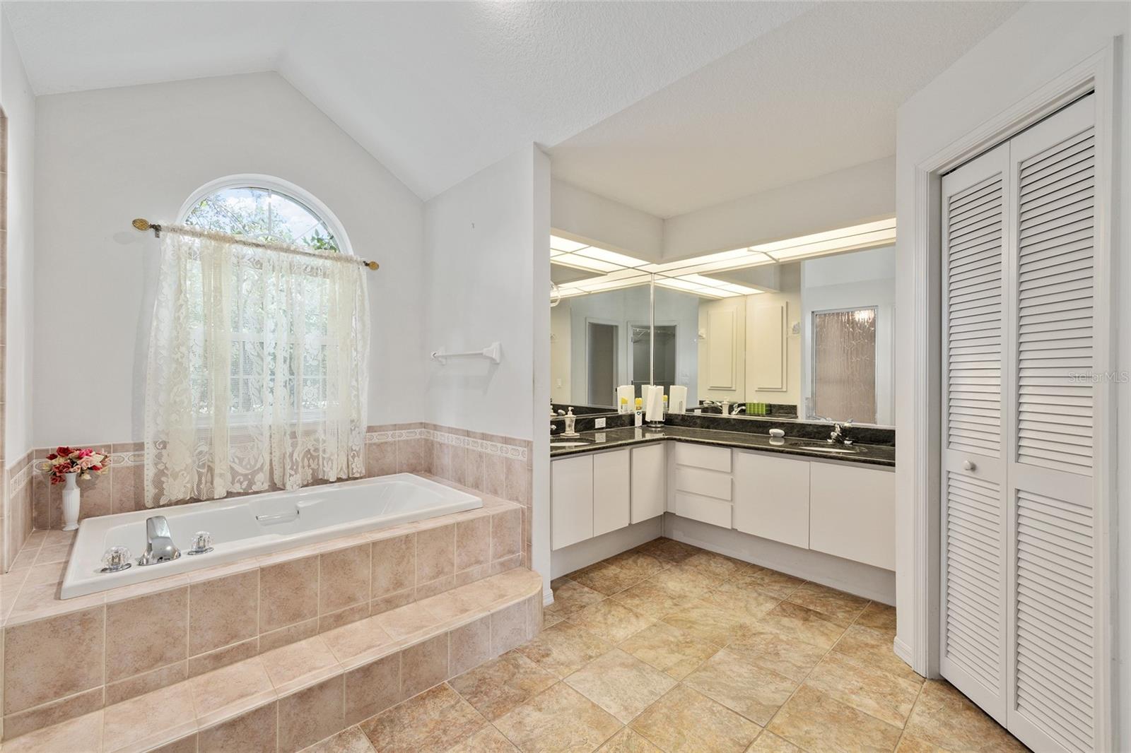 Listing photo id 29 for 5165 N Sacramento Ave