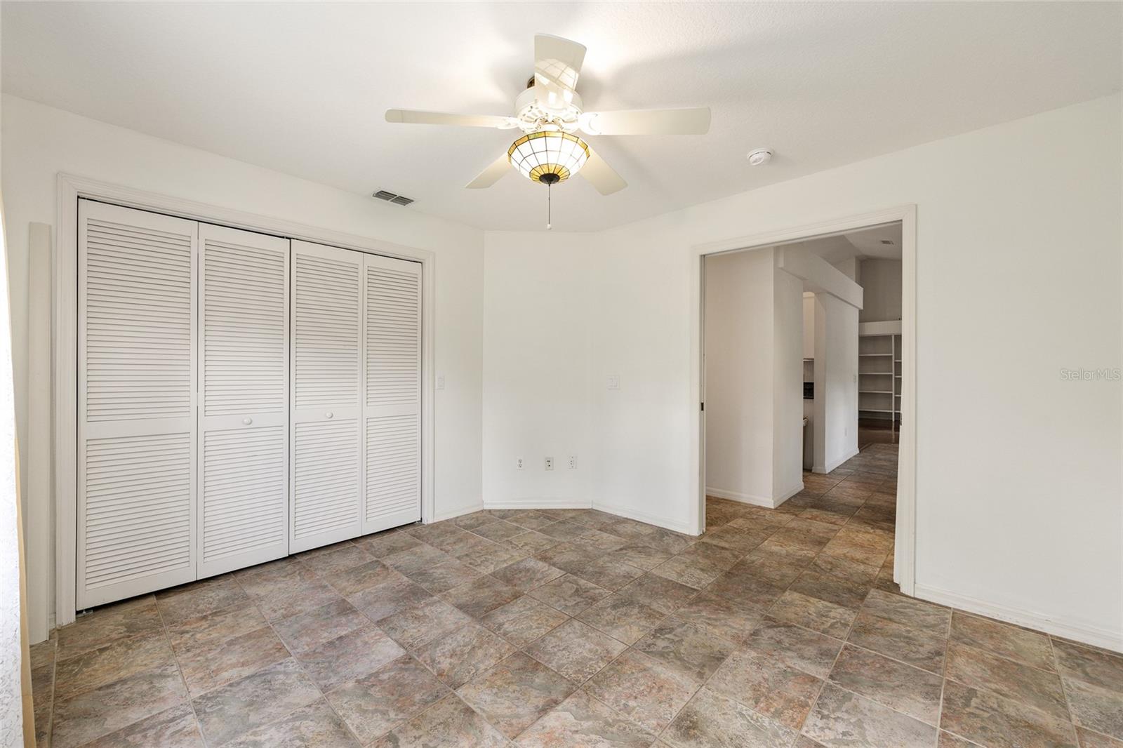 Listing photo id 31 for 5165 N Sacramento Ave