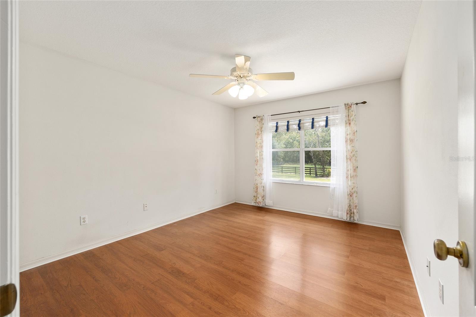Listing photo id 34 for 5165 N Sacramento Ave