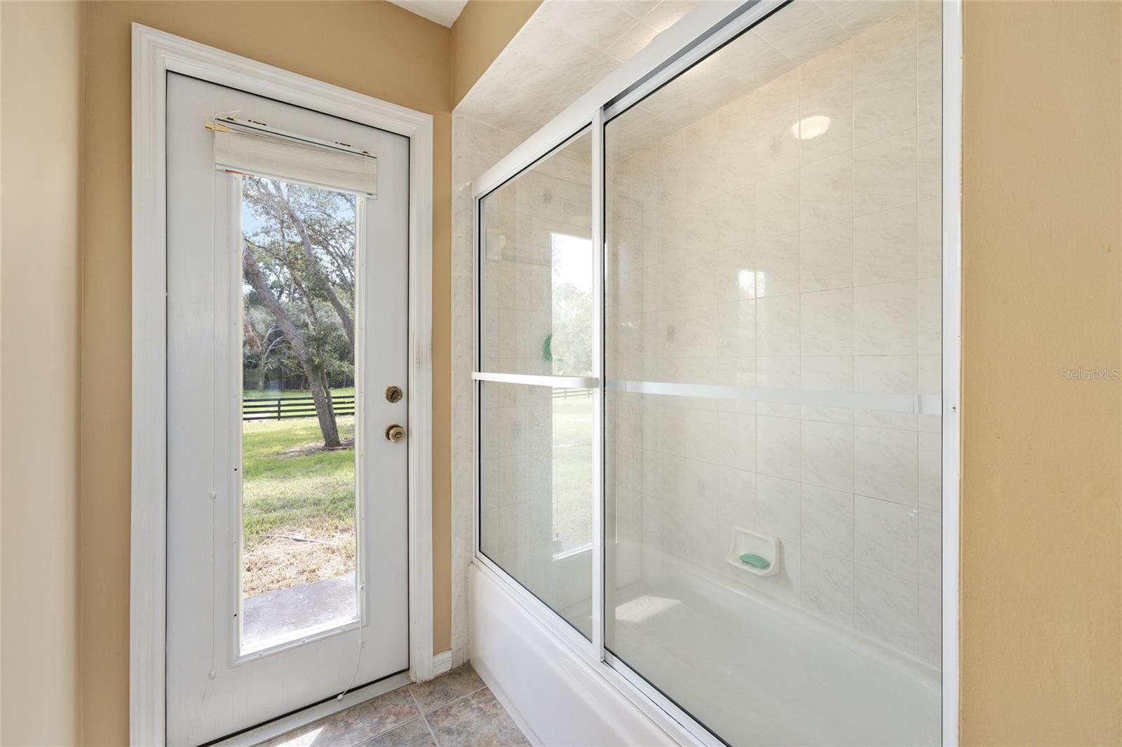 Listing photo id 37 for 5165 N Sacramento Ave