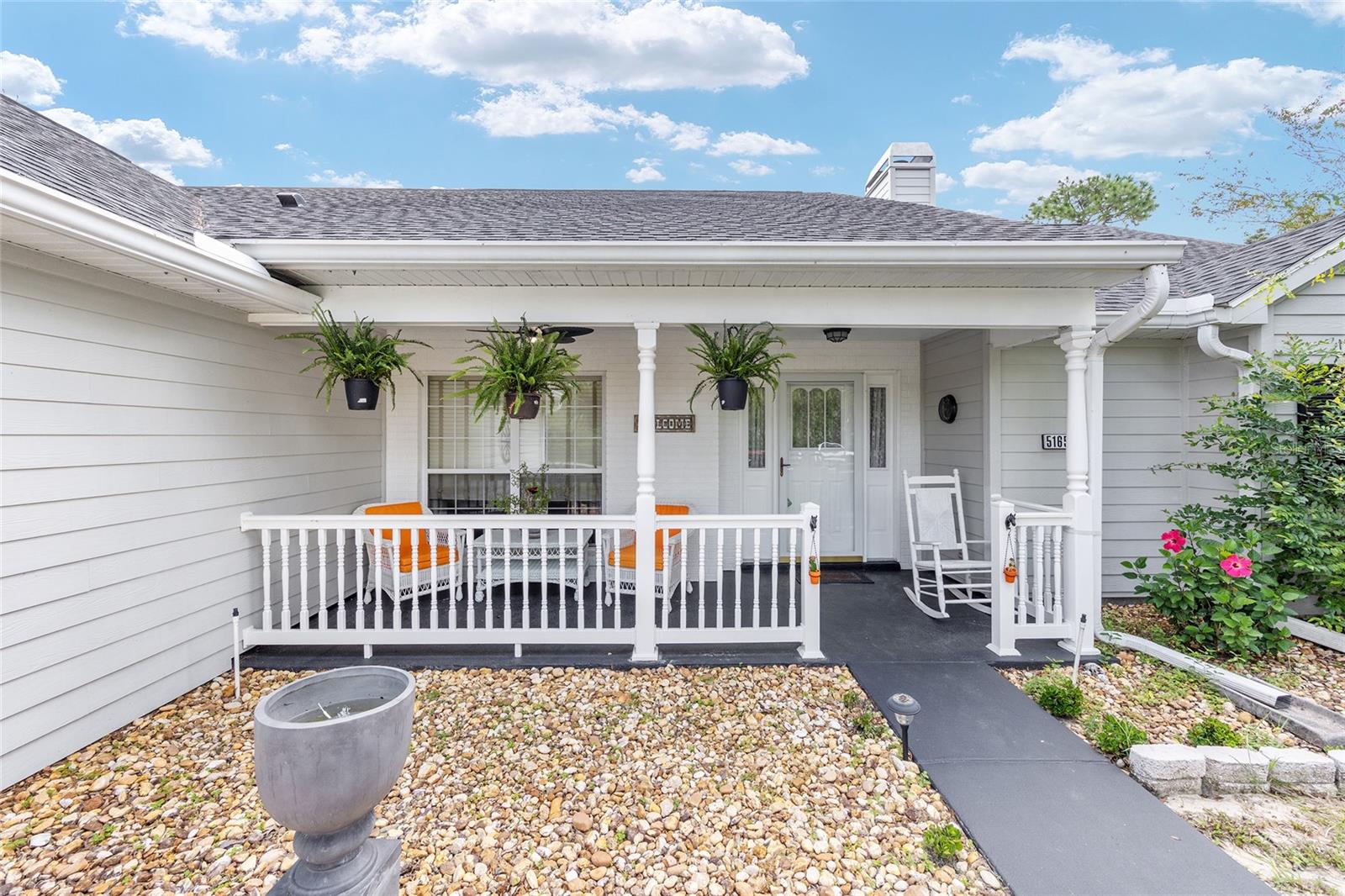Listing photo id 2 for 5165 N Sacramento Ave