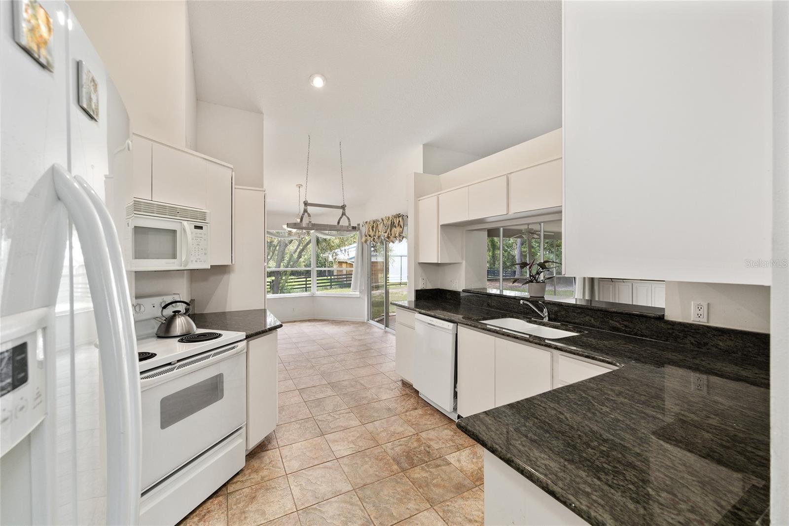 Listing photo id 38 for 5165 N Sacramento Ave