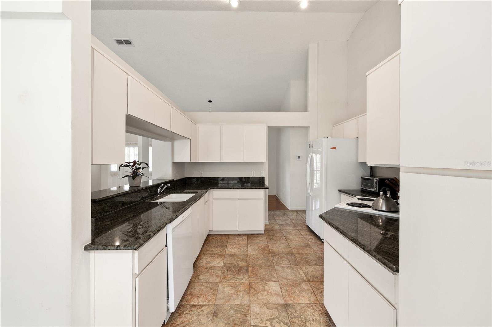 Listing photo id 39 for 5165 N Sacramento Ave