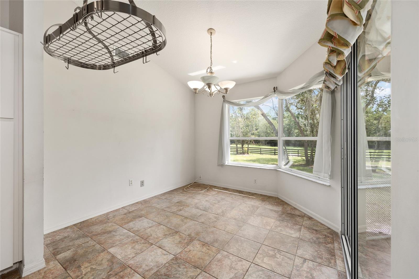Listing photo id 42 for 5165 N Sacramento Ave