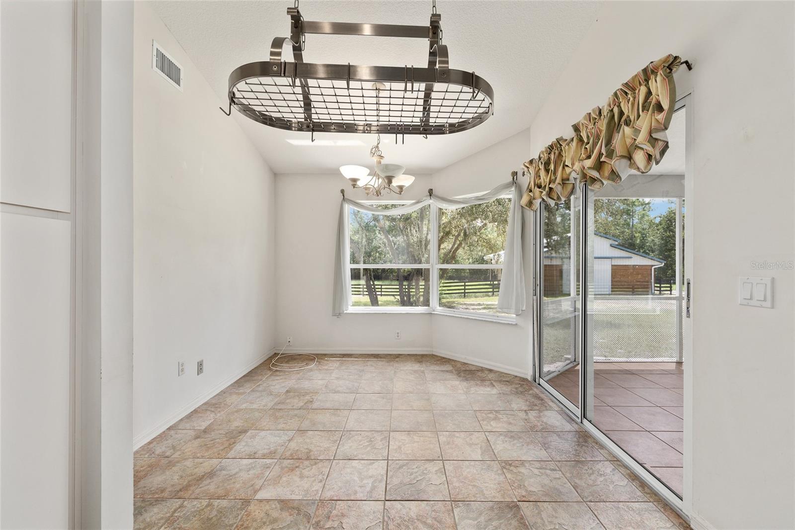 Listing photo id 43 for 5165 N Sacramento Ave