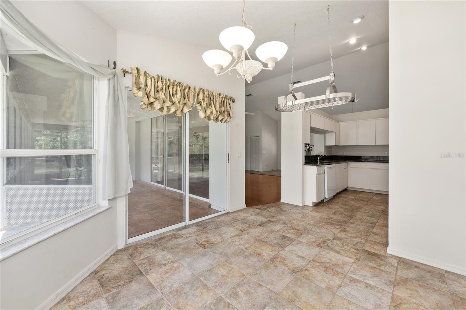 Listing photo id 44 for 5165 N Sacramento Ave