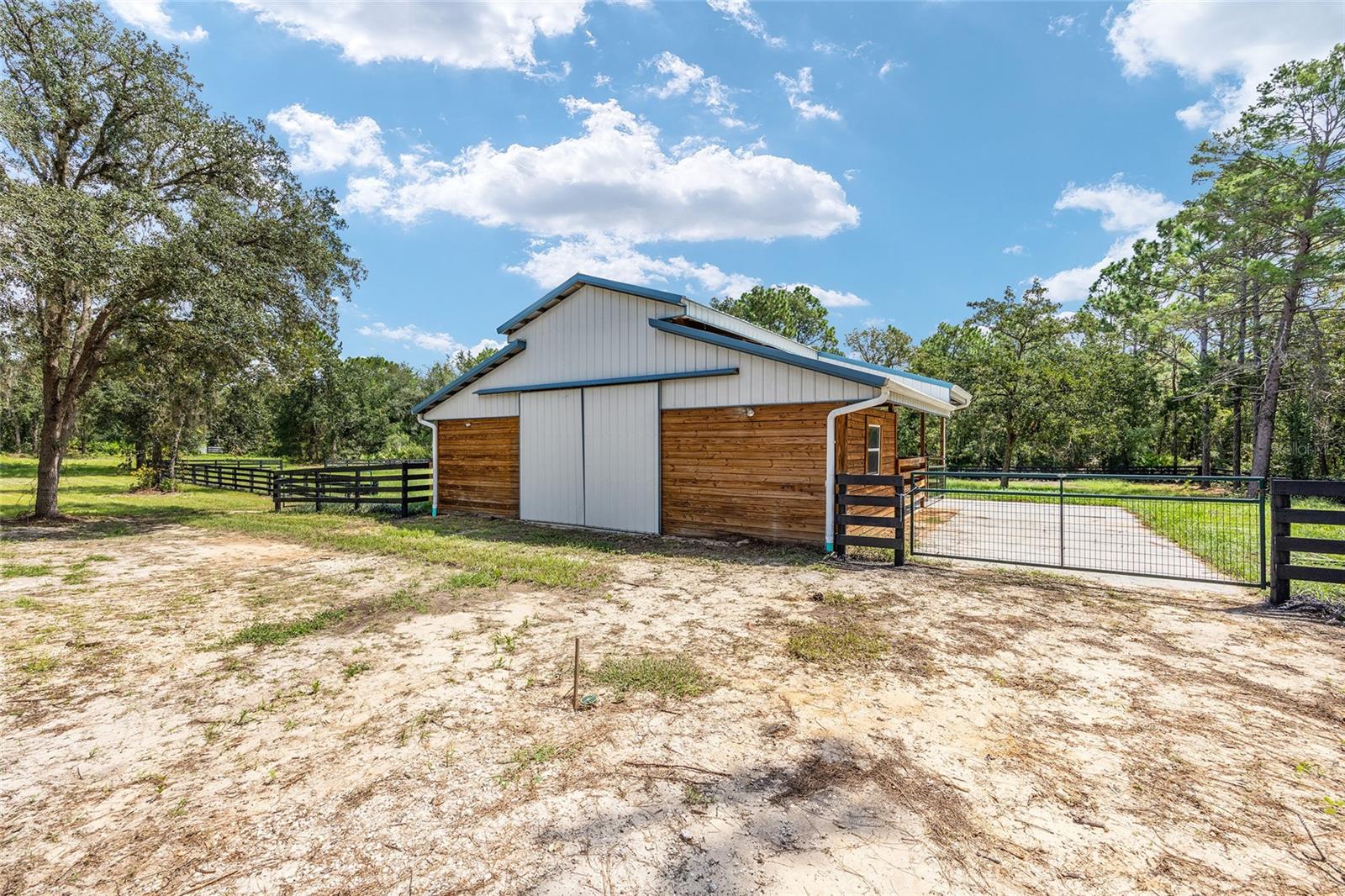 Listing photo id 54 for 5165 N Sacramento Ave