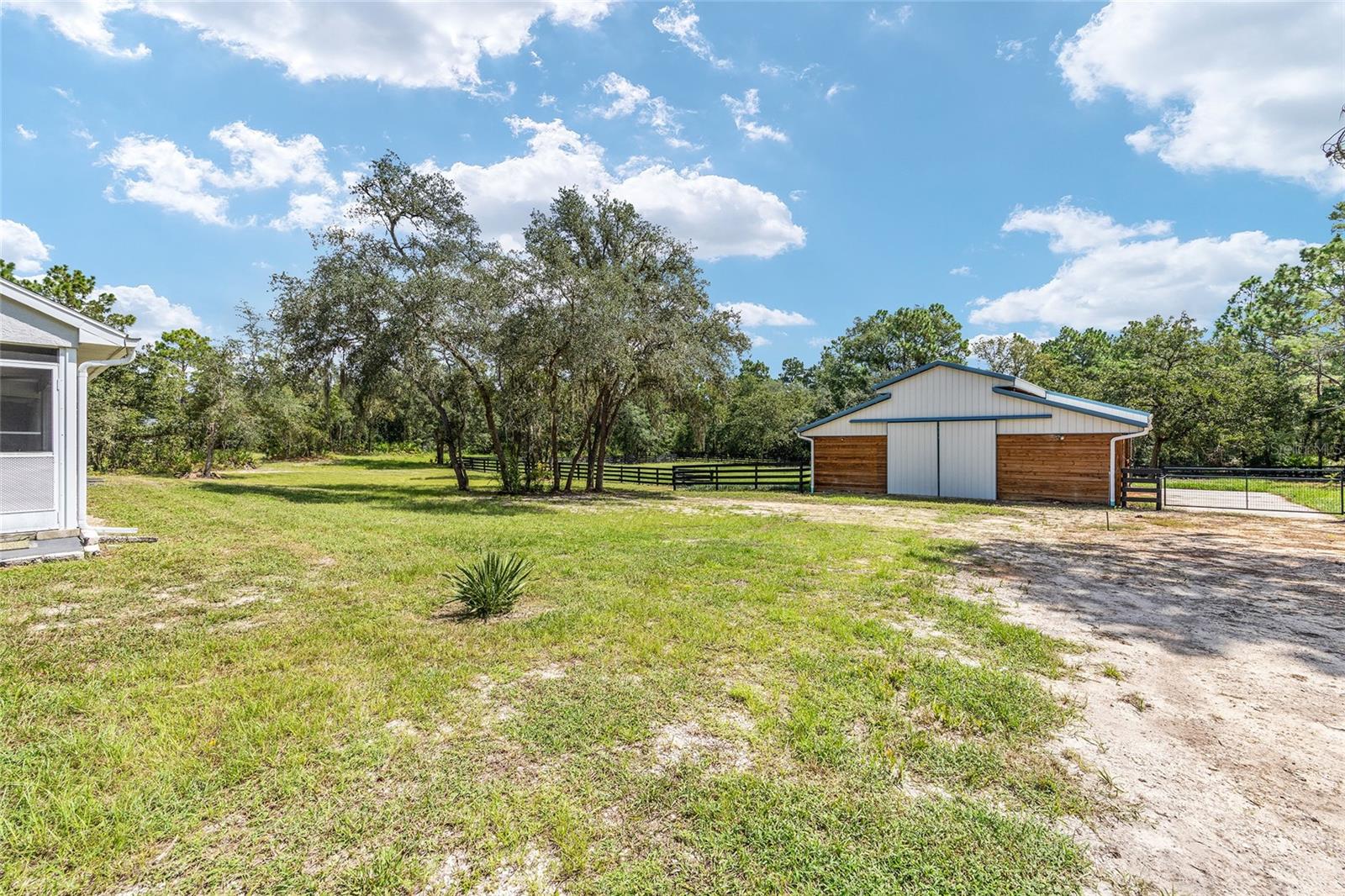 Listing photo id 55 for 5165 N Sacramento Ave