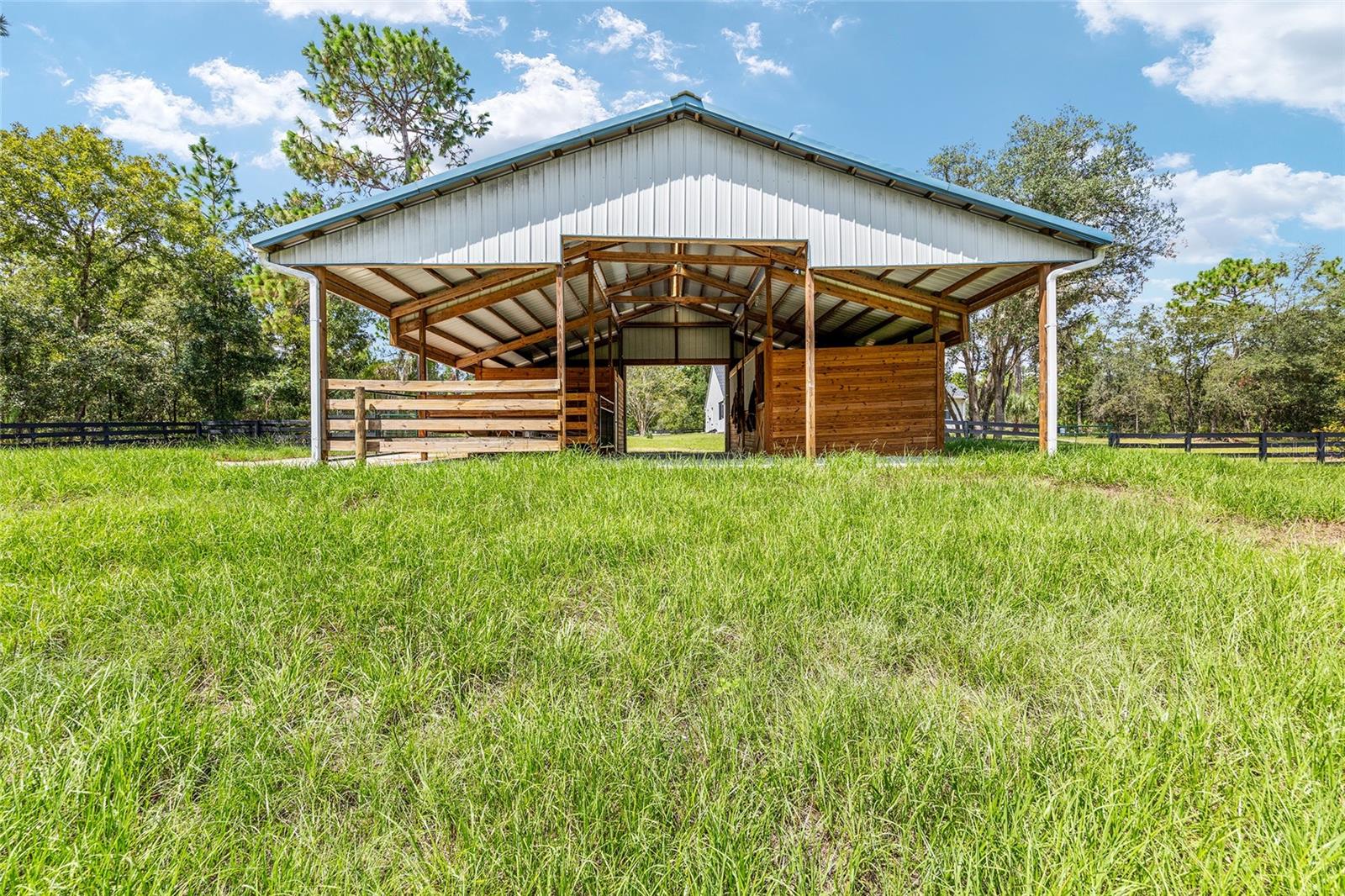 Listing photo id 56 for 5165 N Sacramento Ave