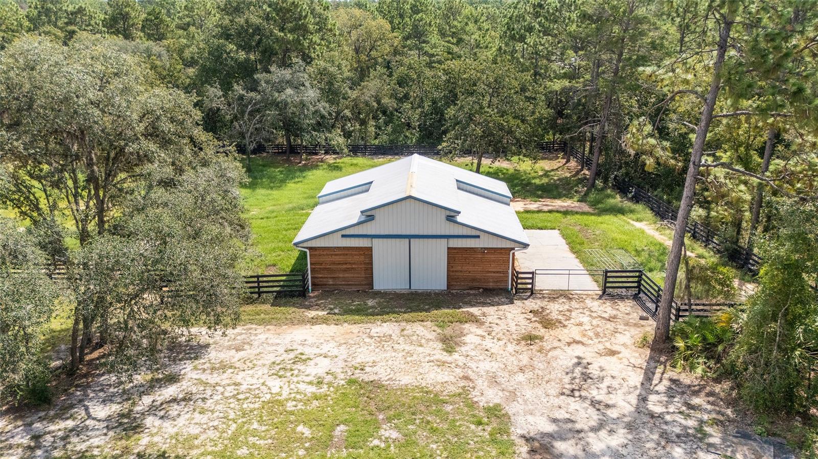 Listing photo id 57 for 5165 N Sacramento Ave