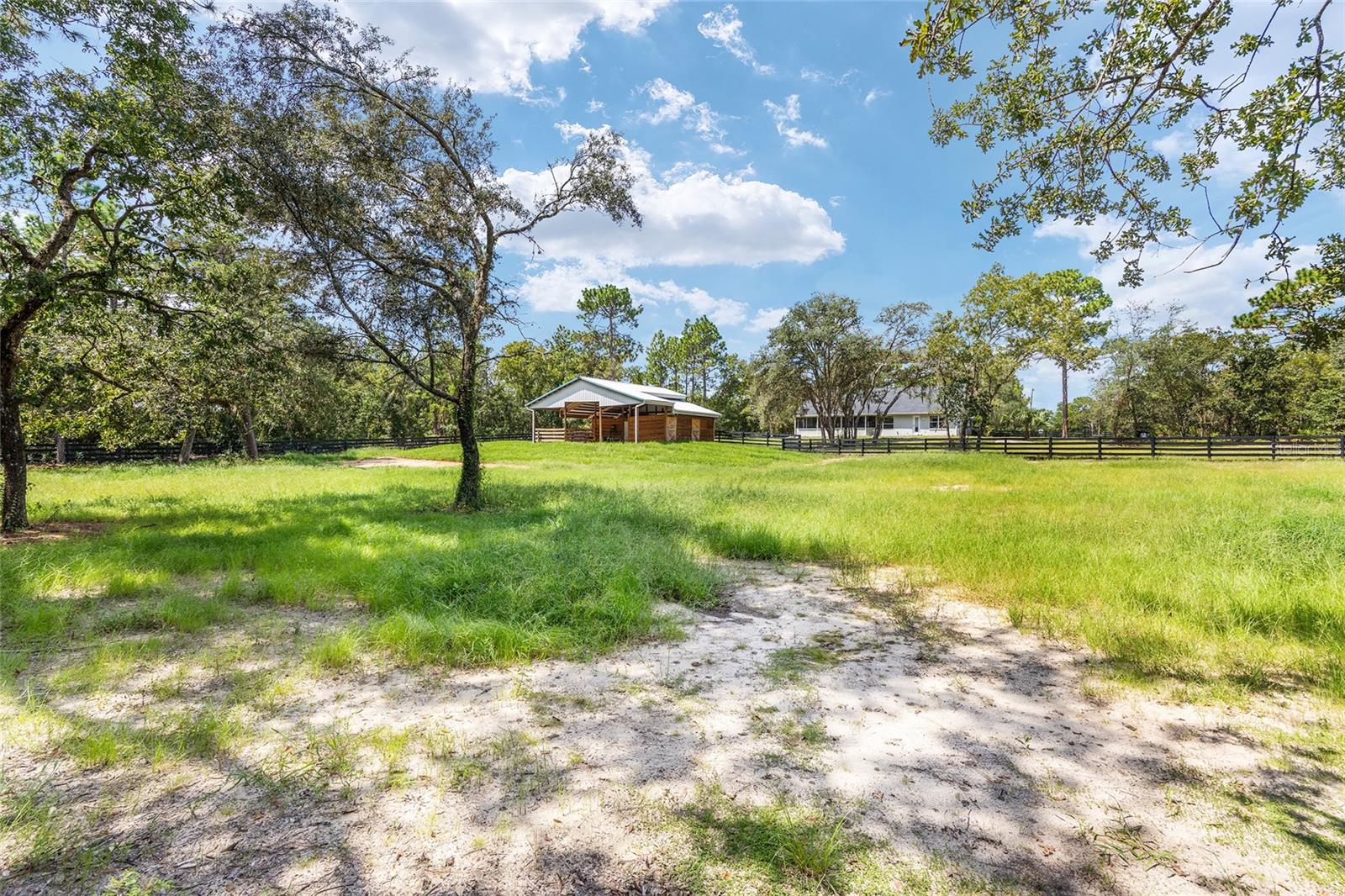 Listing photo id 60 for 5165 N Sacramento Ave