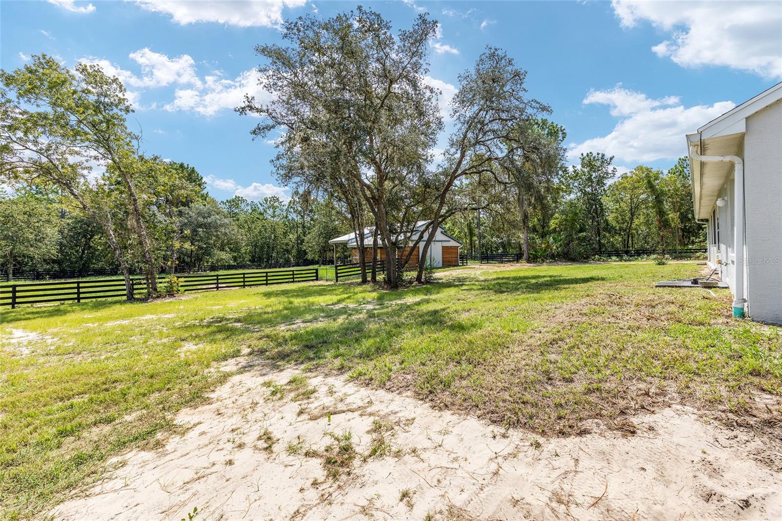 Listing photo id 61 for 5165 N Sacramento Ave