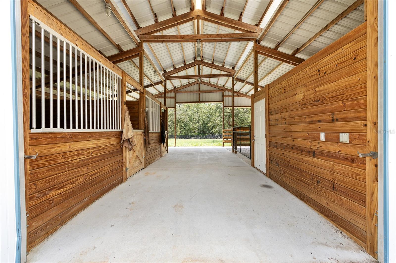 Listing photo id 62 for 5165 N Sacramento Ave