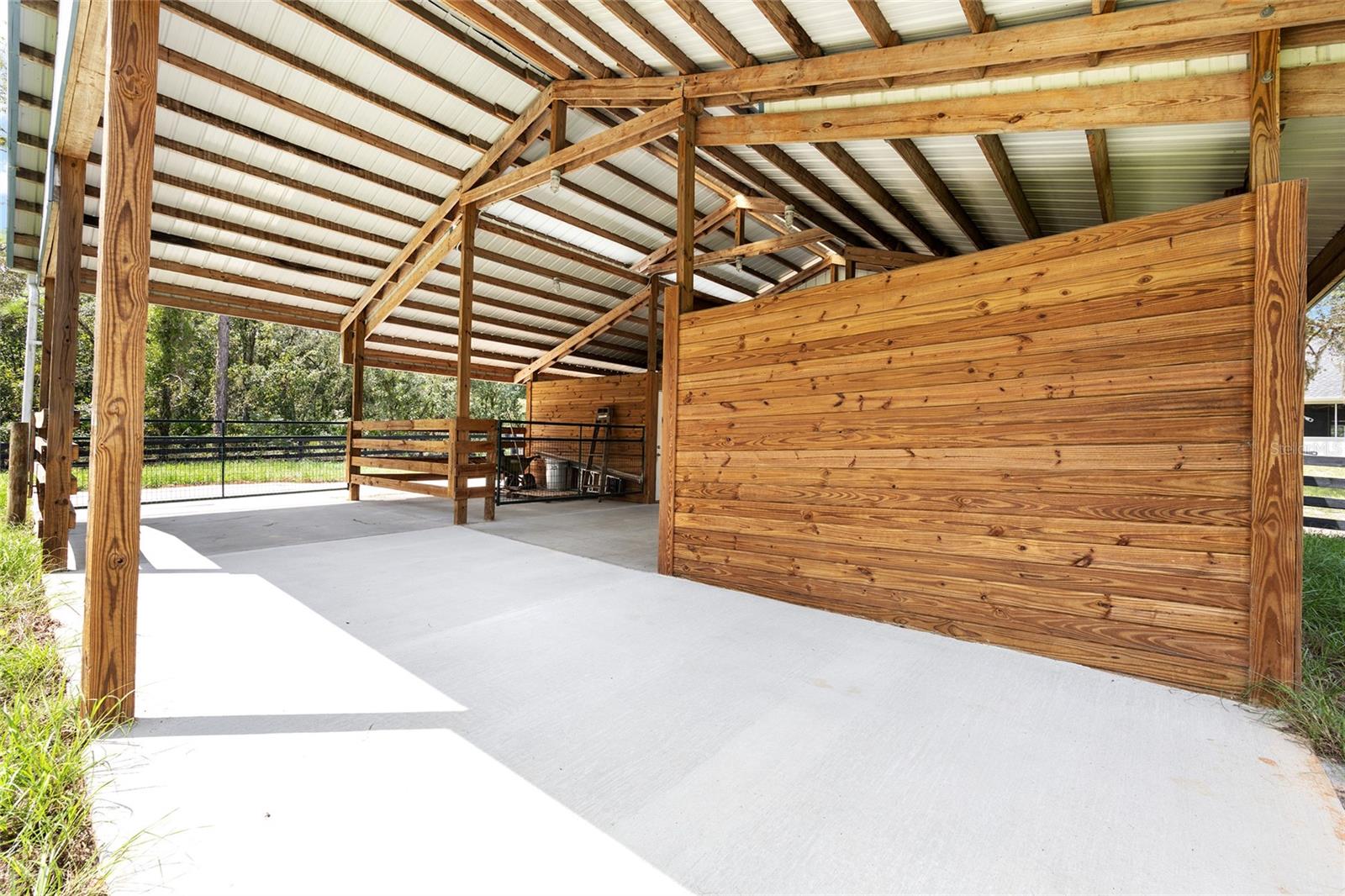 Listing photo id 63 for 5165 N Sacramento Ave