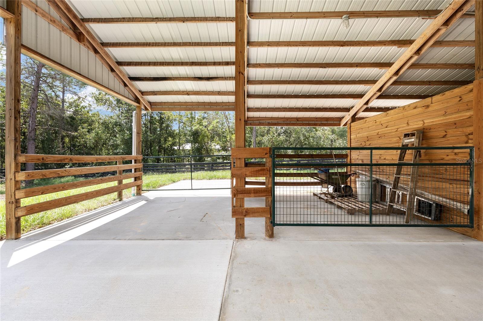 Listing photo id 64 for 5165 N Sacramento Ave