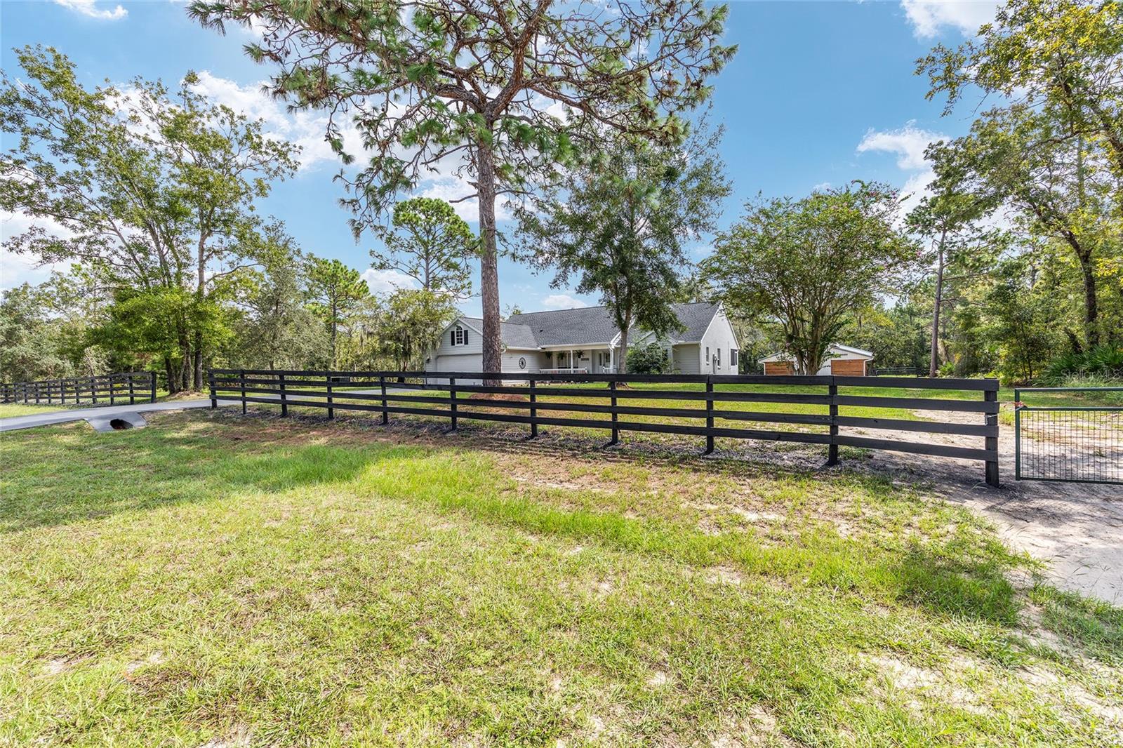 Listing photo id 5 for 5165 N Sacramento Ave