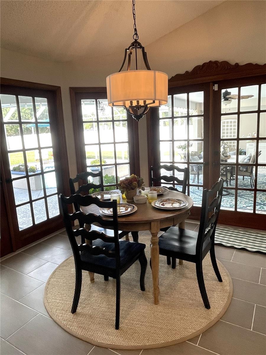 Listing photo id 9 for 301 Silas Court