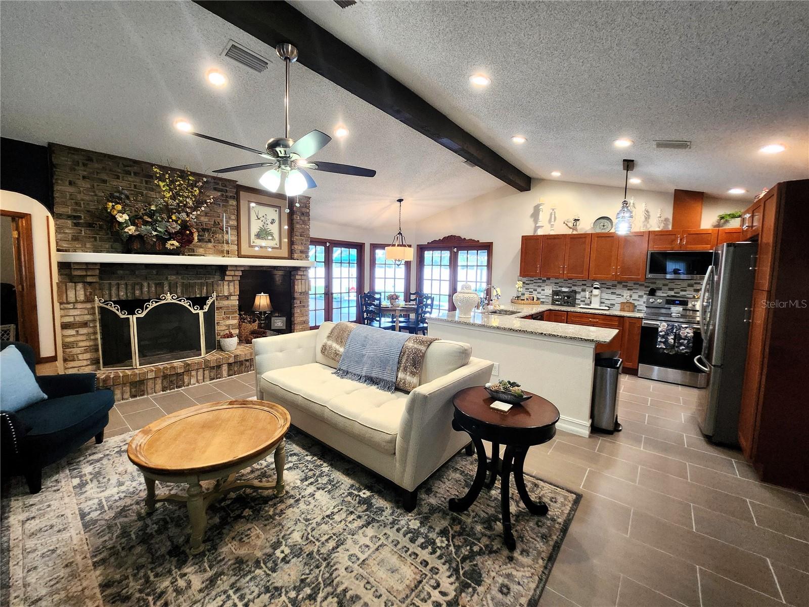 Listing photo id 7 for 301 Silas Court