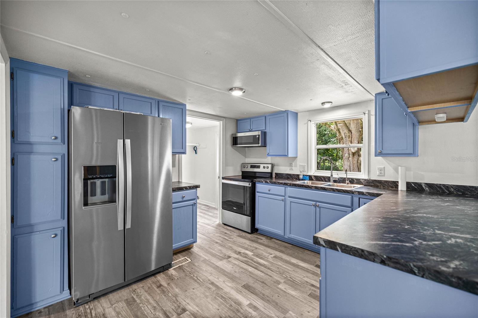 Image 10 of 26 For 12380 130 Avenue