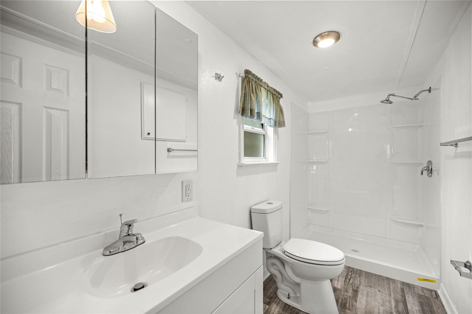 Image 14 of 26 For 12380 130 Avenue