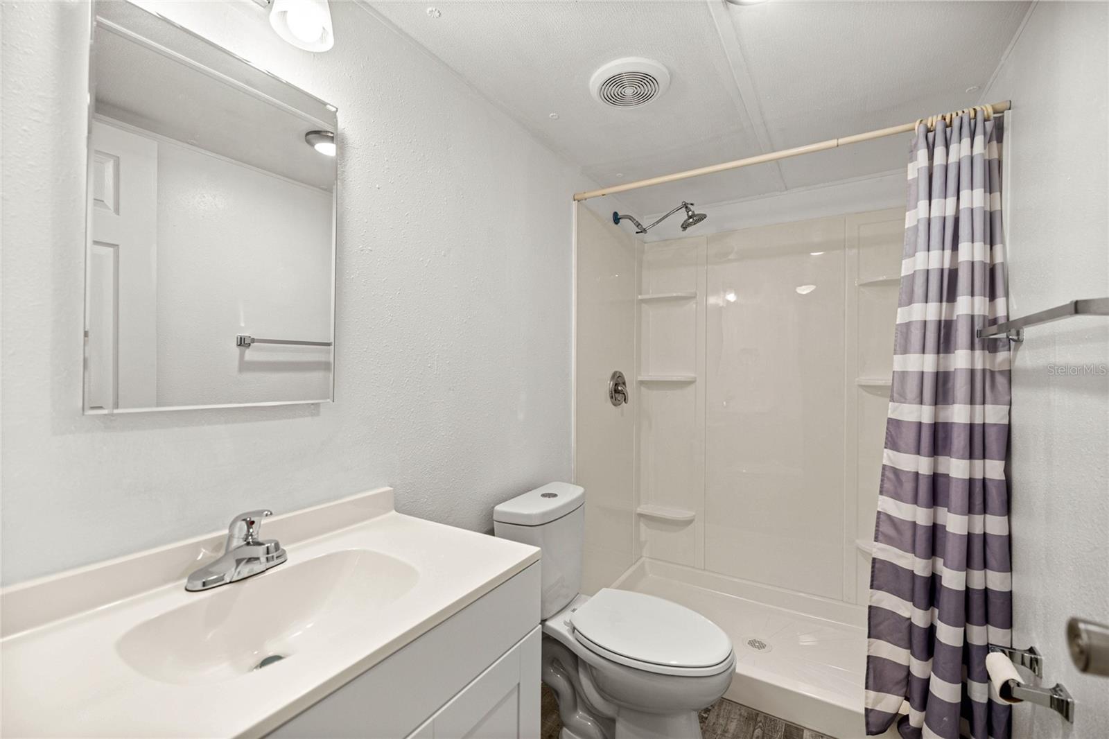 Image 17 of 26 For 12380 130 Avenue
