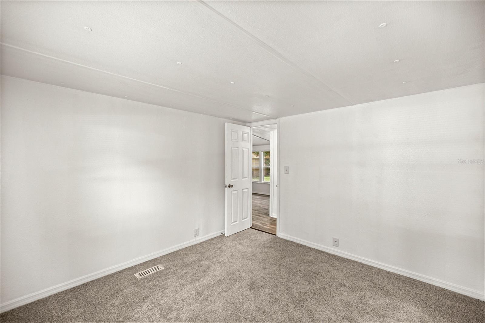 Image 18 of 26 For 12380 130 Avenue