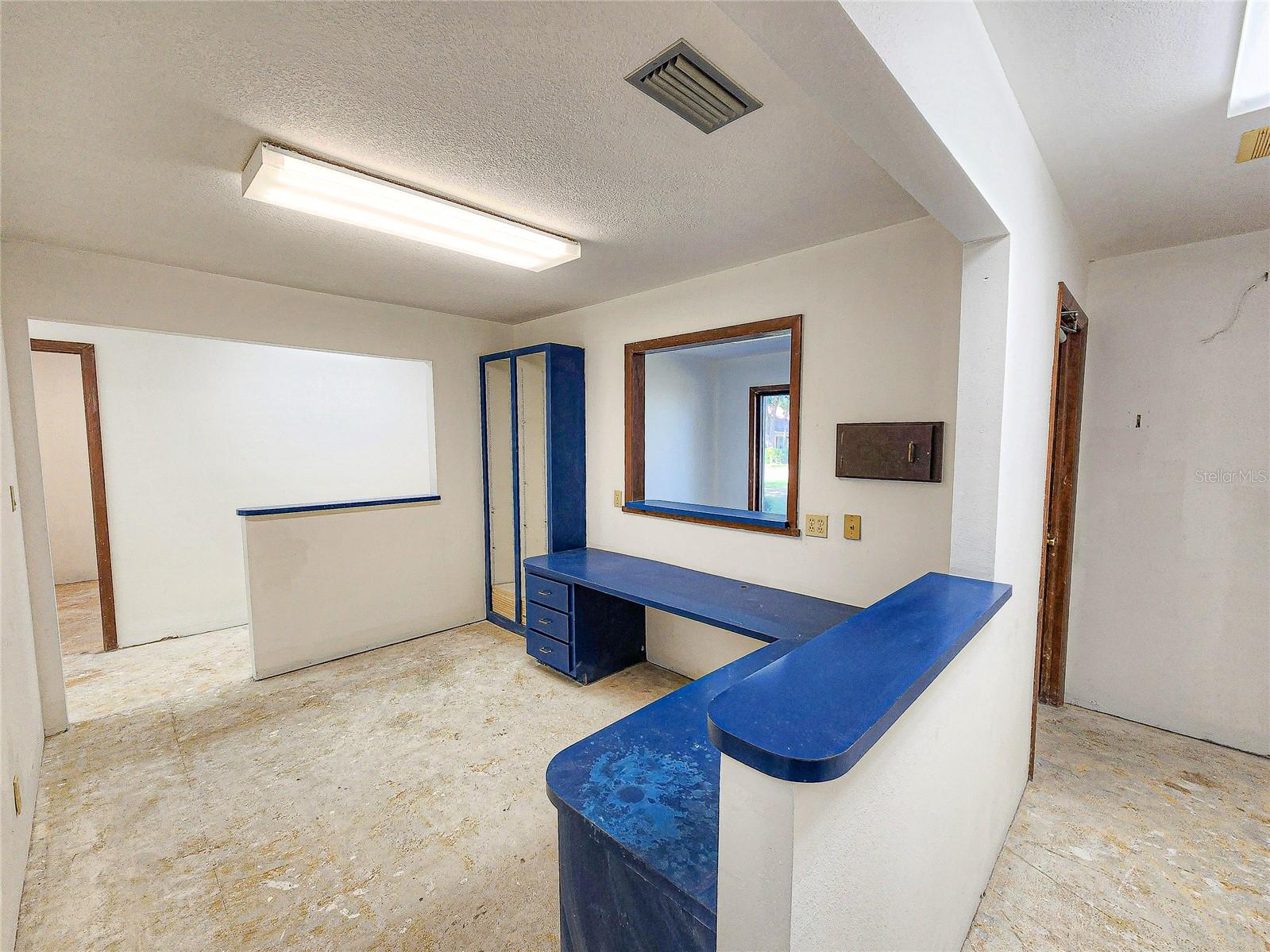 Image 21 of 51 For 11121 53rd Court