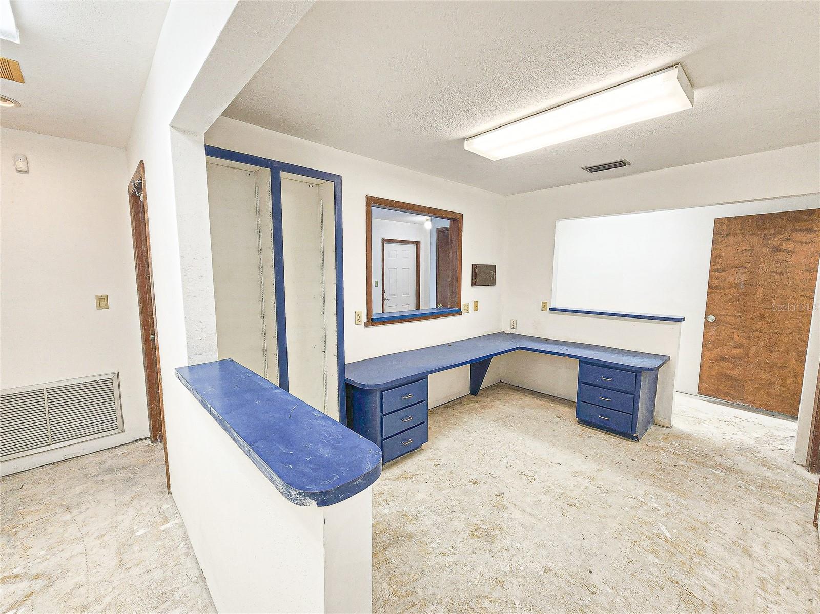 Image 23 of 51 For 11121 53rd Court