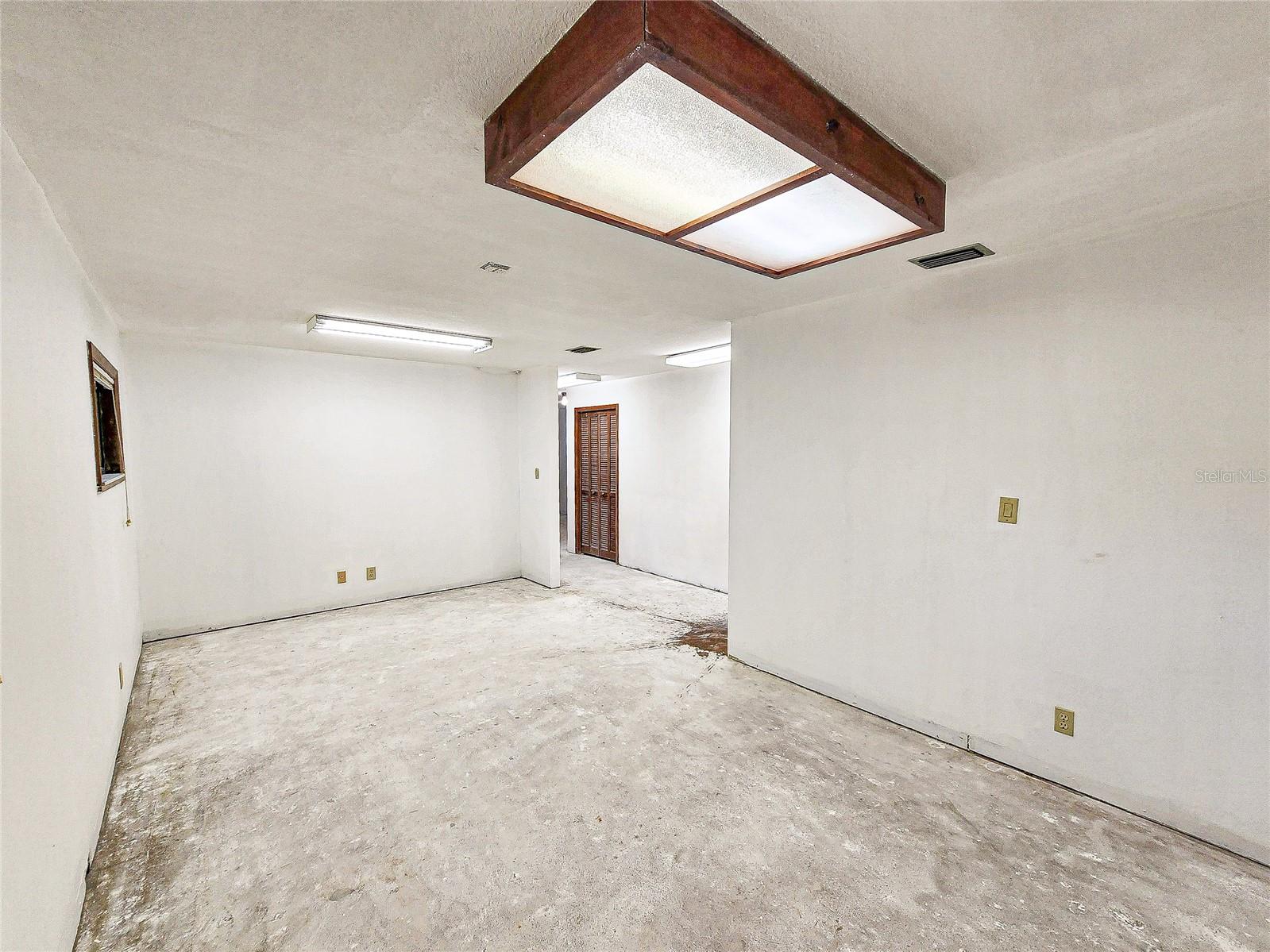 Image 28 of 51 For 11121 53rd Court