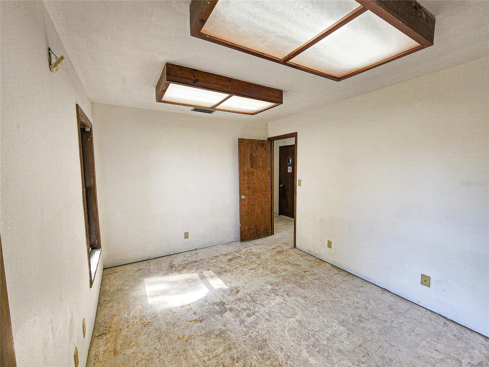 Image 33 of 51 For 11121 53rd Court