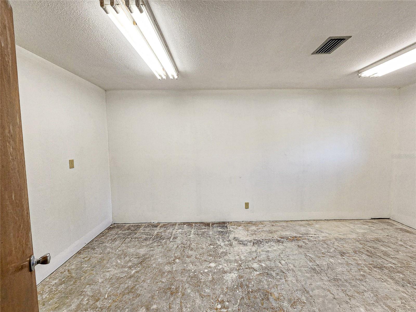 Image 40 of 51 For 11121 53rd Court