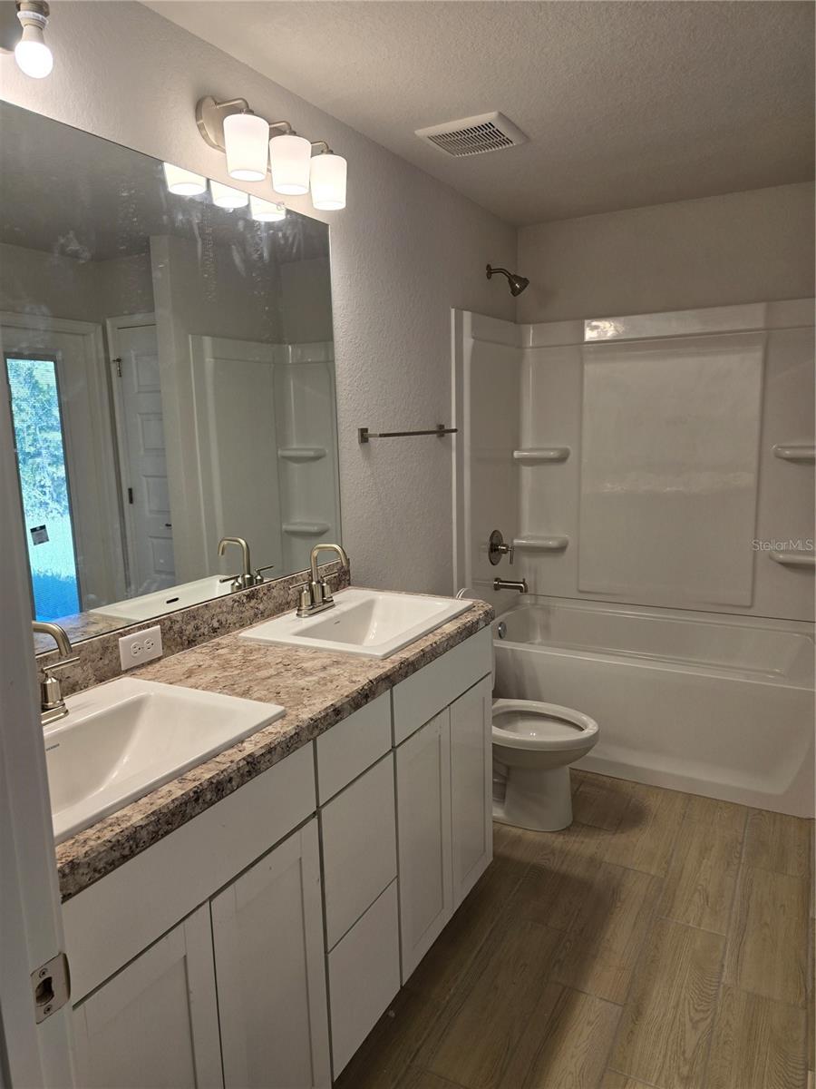 Listing photo id 5 for 18 Asters Court