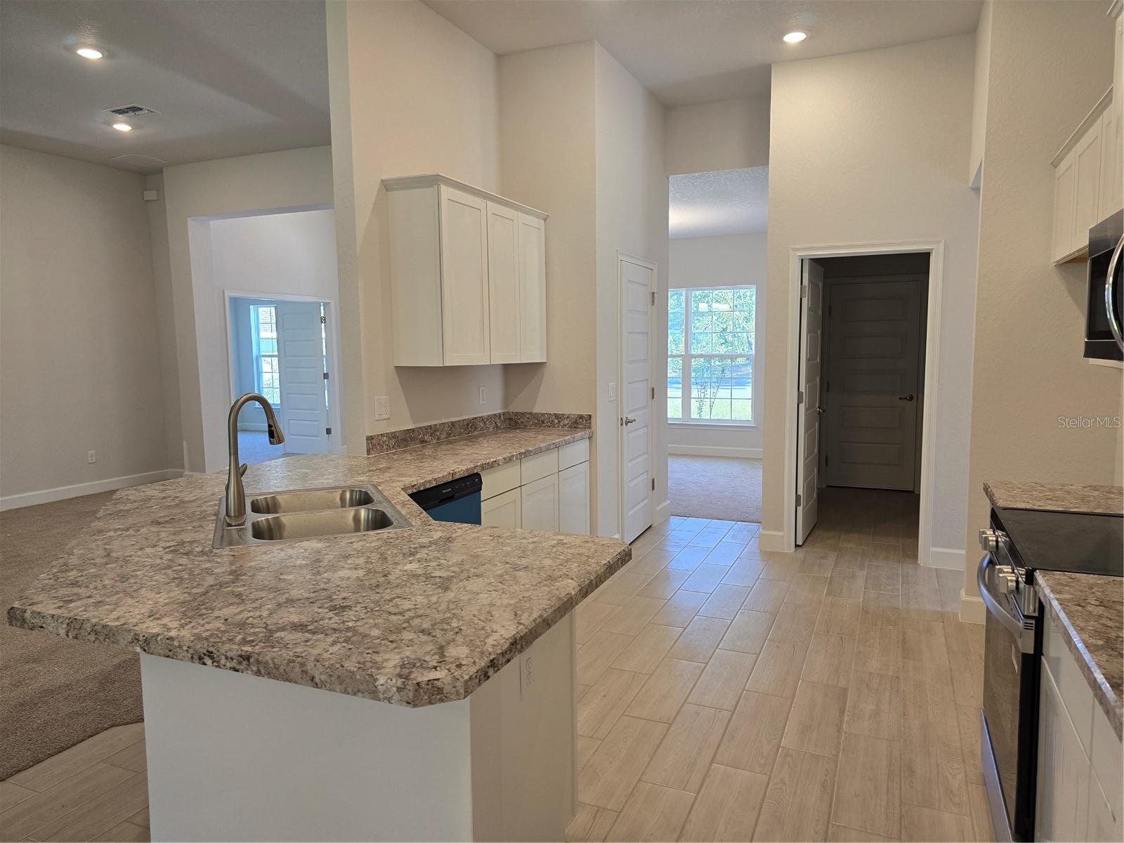 Listing photo id 7 for 18 Asters Court