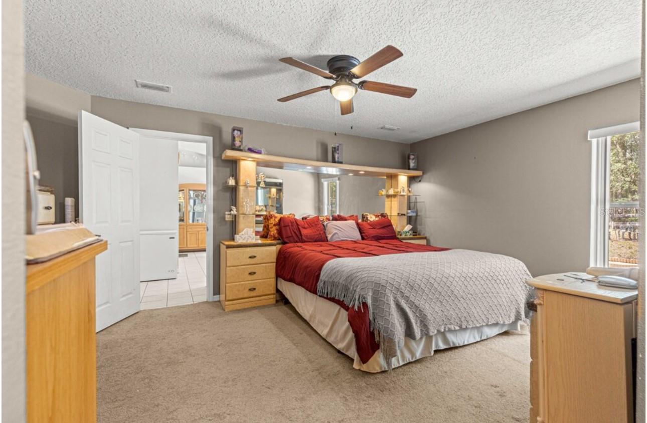 Listing photo id 9 for 1423 Hawk Lane