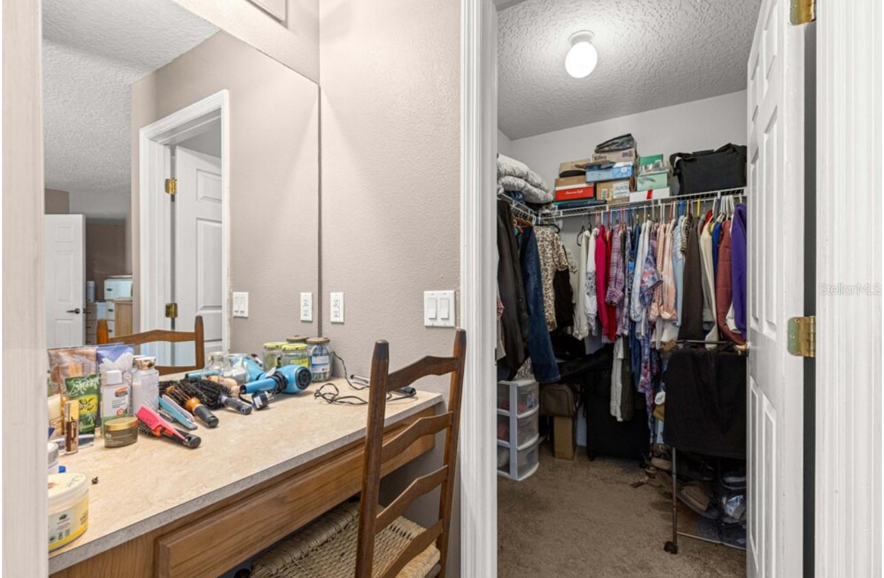 Listing photo id 10 for 1423 Hawk Lane