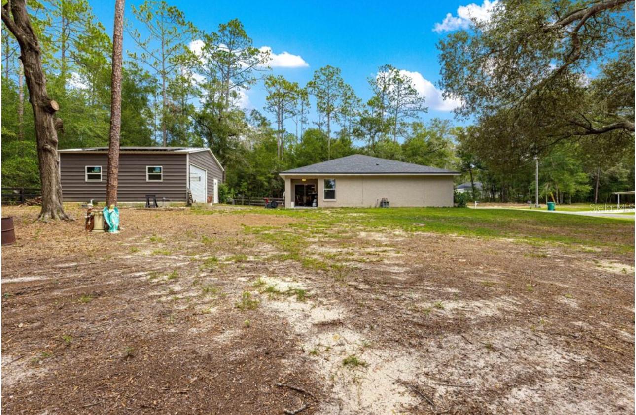 Listing photo id 17 for 1423 Hawk Lane