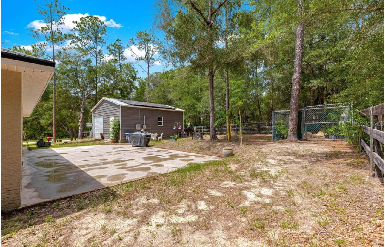 Listing photo id 18 for 1423 Hawk Lane