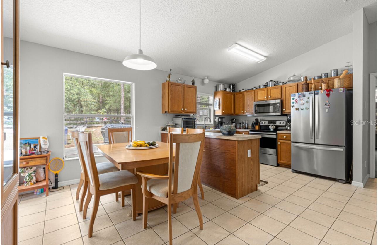 Listing photo id 5 for 1423 Hawk Lane