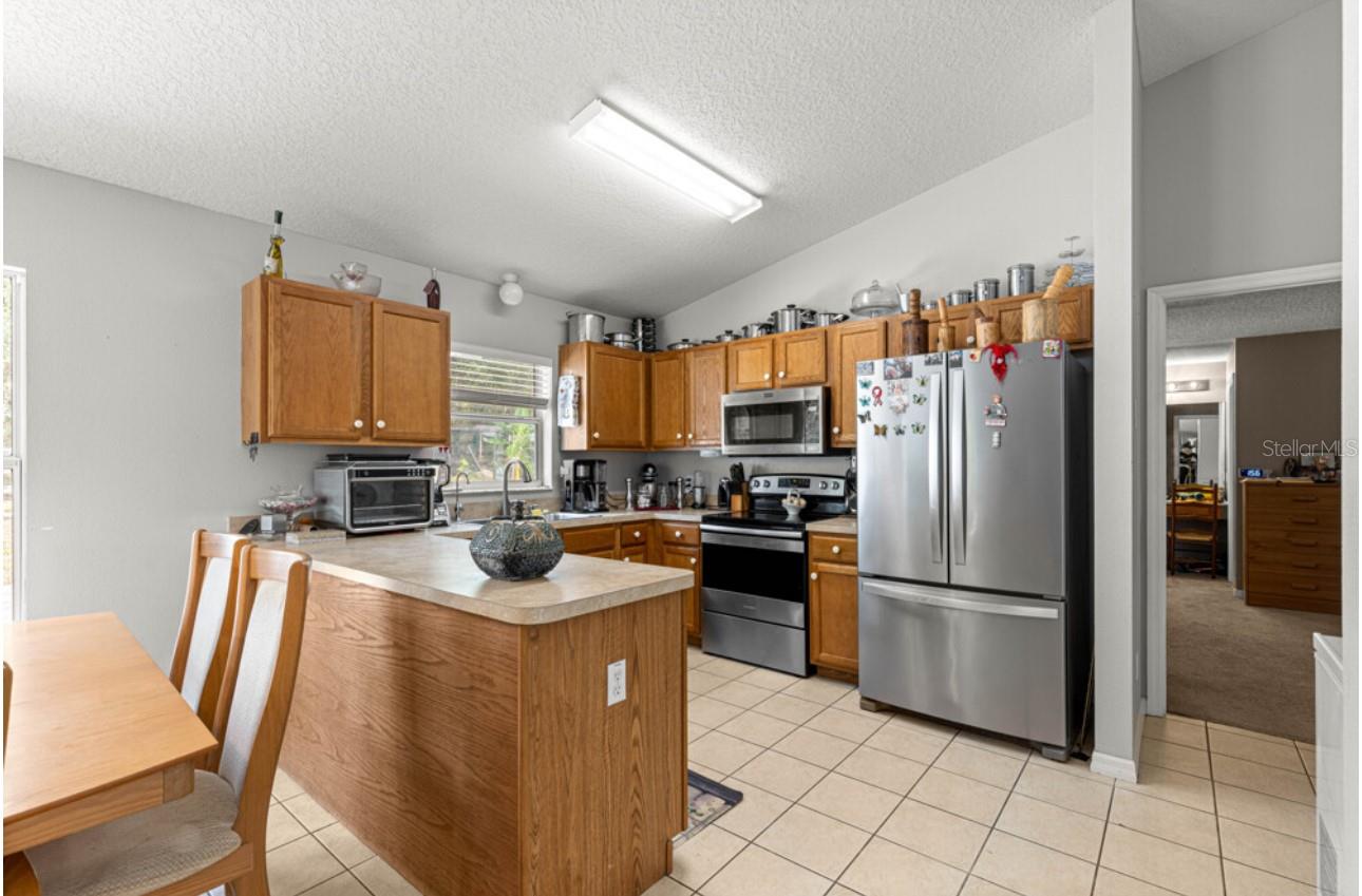 Listing photo id 6 for 1423 Hawk Lane